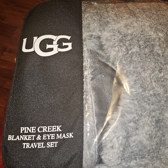 UGG Gray Plush Blanket for Luxurious Comfort - Picture 1 of 3